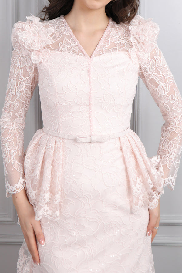 V Yaka Beli Kemerli Omuzu Çiçek Detaylı Dantelli Elbise Pudra