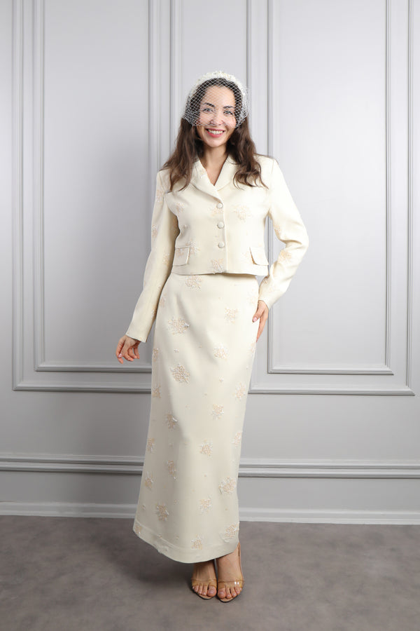 Ceketi Düğmeli Boncuk İşlemeli Saç Aksesuar Detaylı Etek Takım Kemik