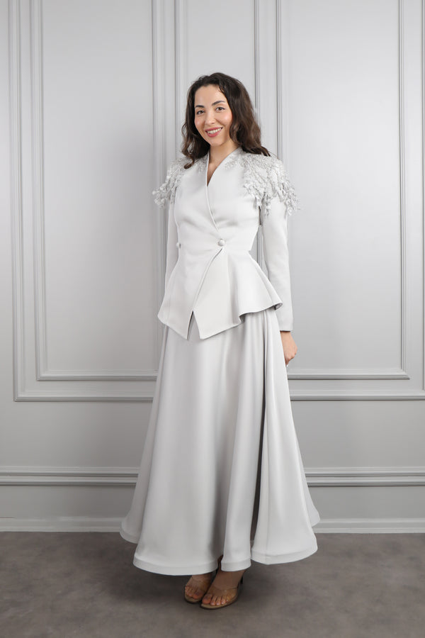 Omuzu Çiçek Detaylı Önü Düğmeli Saten Etek Takım Gri