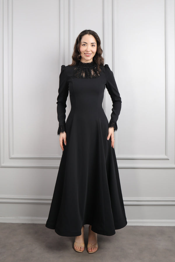 Hakim Yaka Dantelli Saç Aksesuar Detay Elbise Siyah