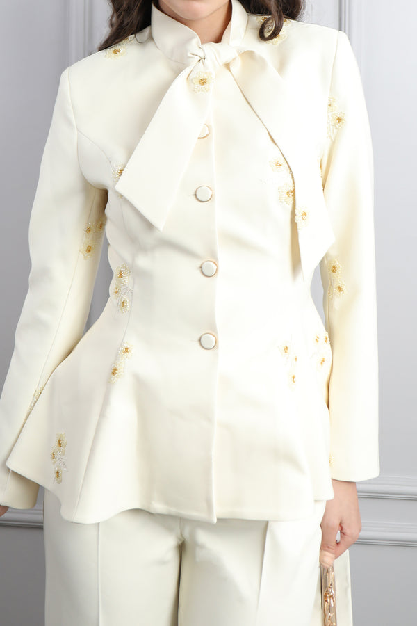Yakası Bağlamalı Boncuk İşlemeli Çanta Aksesuar Detaylı Pantolon Takım Ekru