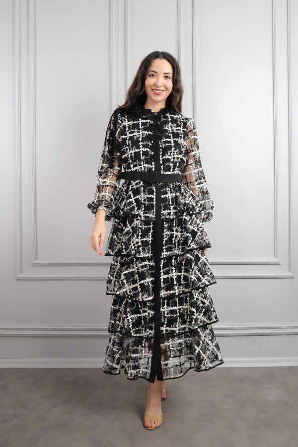Yakası Çiçek Detaylı Beli Kemerli Eteği Katlı Büyük Beden Elbise Siyah-Gri