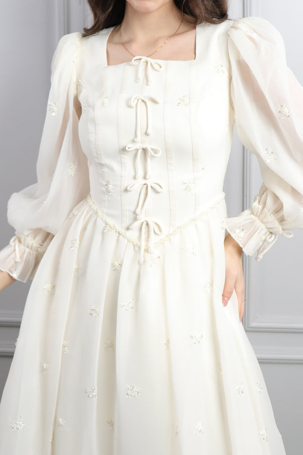 Kare Yaka Önü Kurdele Detaylı Şifon Elbise Ekru