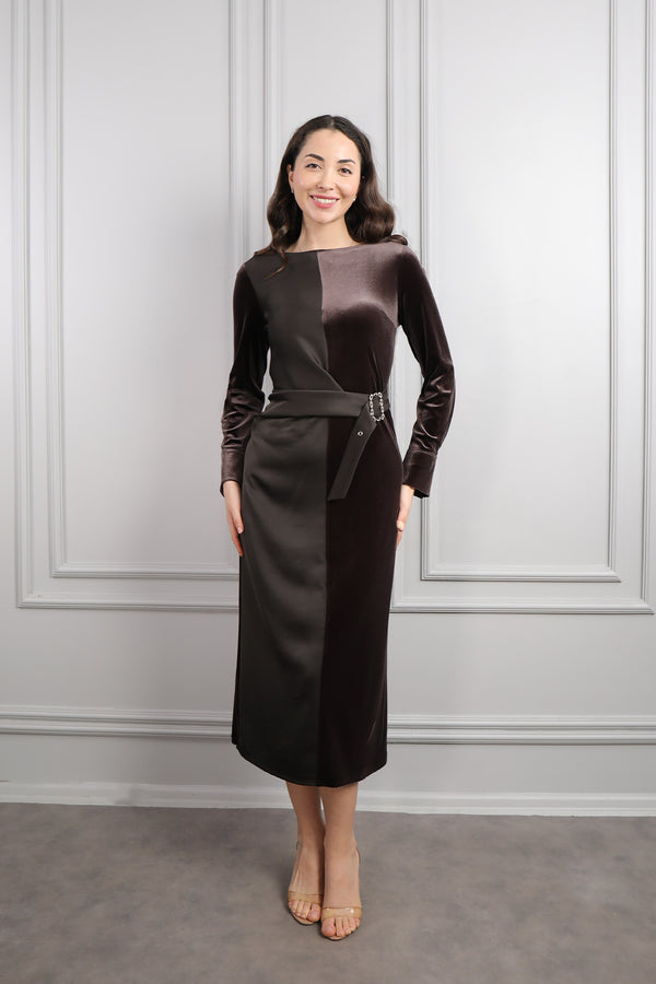 Beli Kemer Görünümlü Kadife Detaylı Midi Boy Elbise Kahve