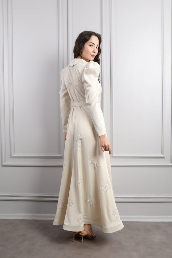 Bebe Yaka Beli Kemerli Boncuk İşlemeli Saten Elbise Kemik