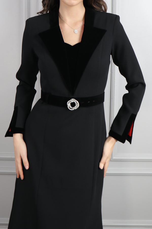 Beli Kemerli Kadife Detaylı Yırtmaçlı Elbise Siyah