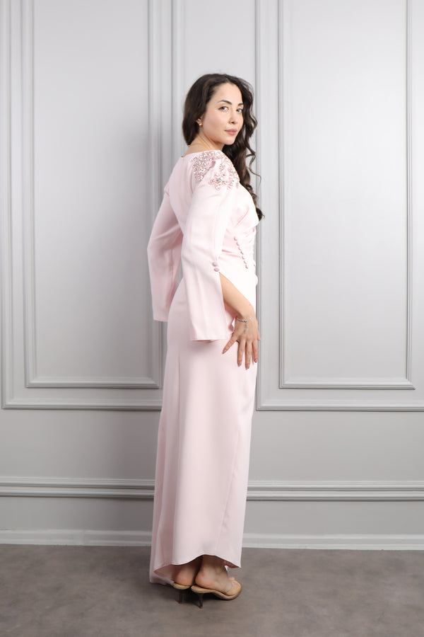 Omuuz Taş İşlemeli Kolları Yurtmaç Detaylı Drapeli Büyük Beden Elbise Pudra