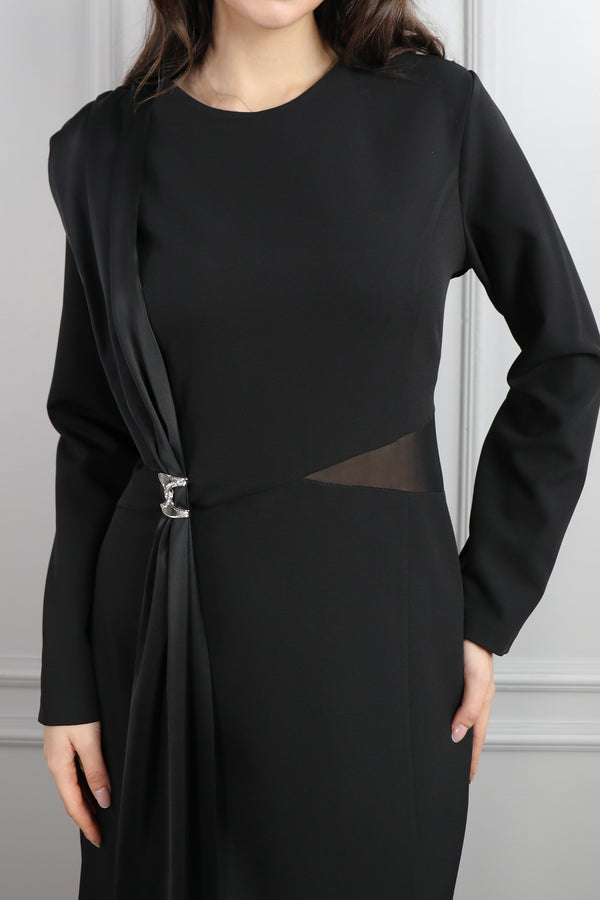 Oval Yaka Beli Transparan Detaylı Önü Drapeli Büyük Beden Kısa Boy Elbise Siyah