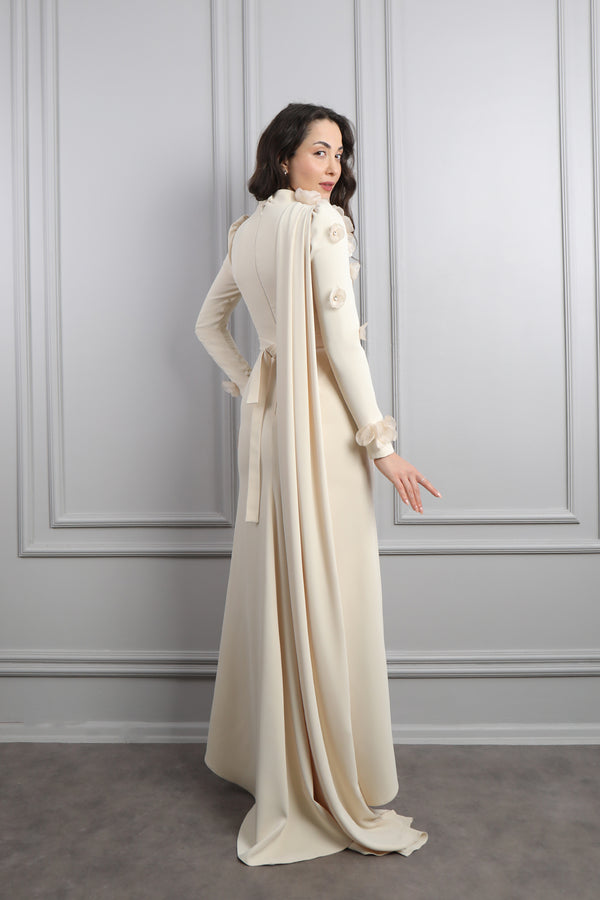 Önü Degaje Detaylı Çiçek İşlemeli Pelerinli Tesettür Abiye Bej