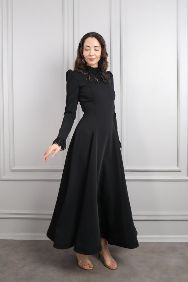 Hakim Yaka Dantelli Saç Aksesuar Detay Elbise Siyah