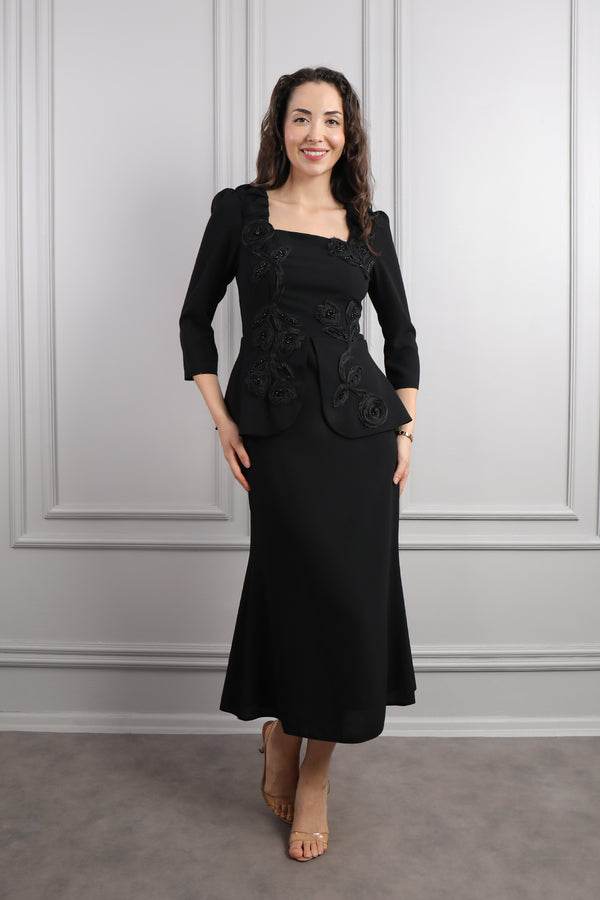 Kare Yaka Çiçek Detaylı Midi Boy Elbise Siyah