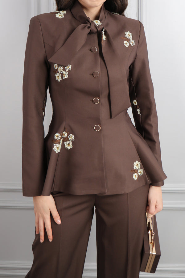 Yakası Bağlamalı Boncuk İşlemeli Çanta Aksesuar Detaylı Pantolon Takım Kahve