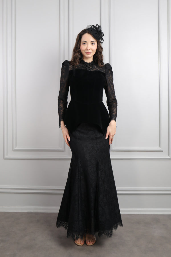 Hakim Yaka Danteli Saç Aksesuar Detaylı Kadife Etek Takım Siyah