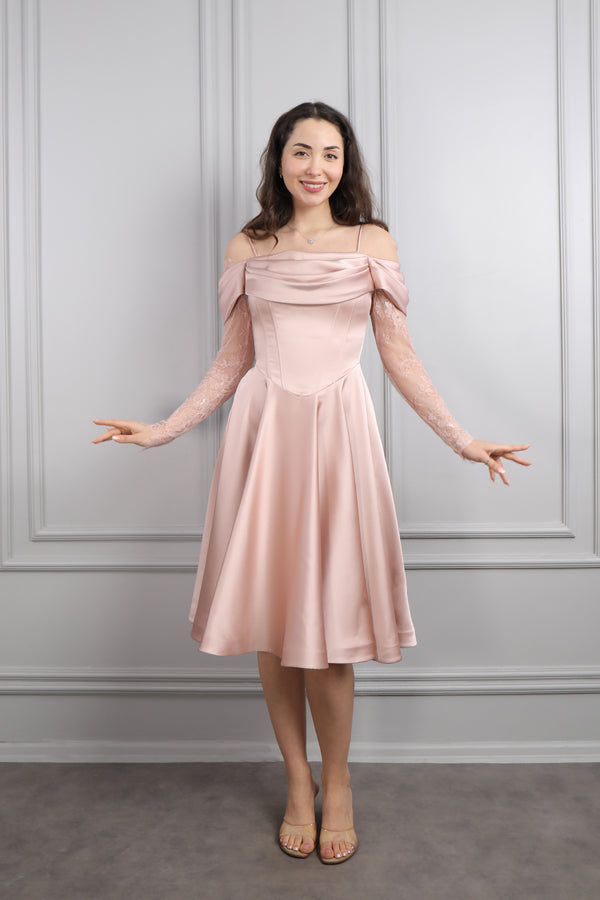 Kayık Yaka İnce Askılı Kolları Transparan Midi Boy Saten Abiye Pudra