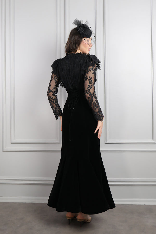 V Yaka Dantelli Boncuk İşlemeli Saç Aksesuar Detaylı Kadife Elbise Siyah