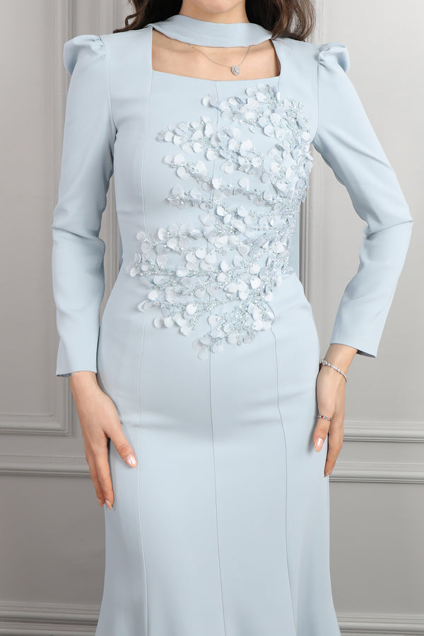 Kare Yaka Çiçekli Fular Detaylı Elbise Mavi