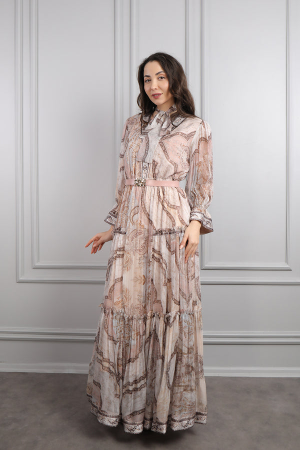 Yakası Bağlamalı Beli Kemerli Desenli Büyük Beden Şifon Elbise Pudra