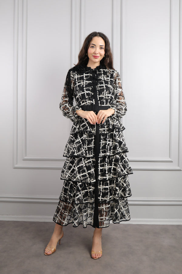 Yakası Çiçek Detaylı Beli Kemerli Eteği Katlı Büyük Beden Elbise Siyah-Gri