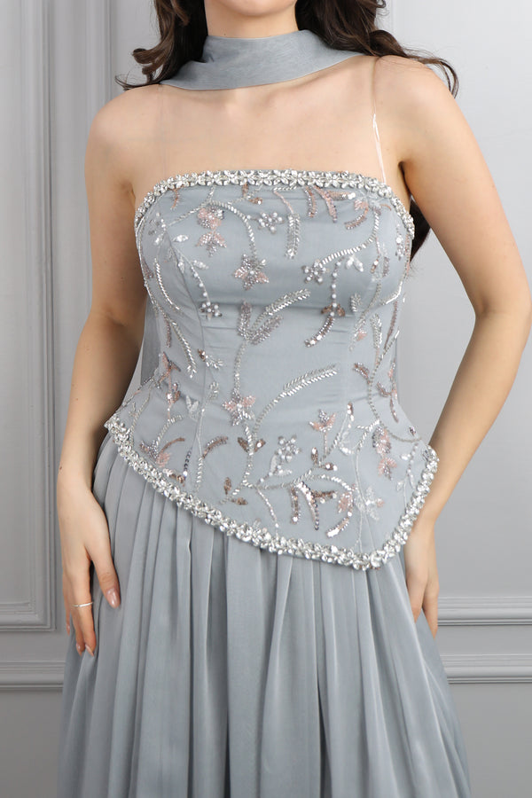 Straplez Boncuk İşlemeli Fular Detaylı Şifon Abiye Gri