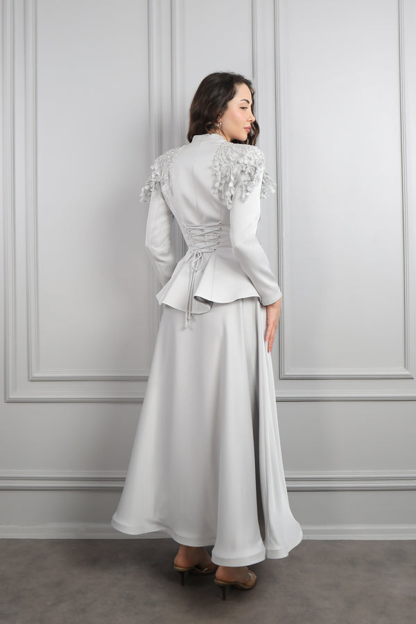 Omuzu Çiçek Detaylı Önü Düğmeli Saten Etek Takım Gri