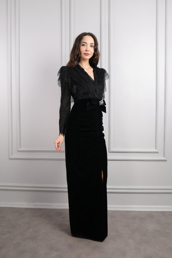 V Yaka Broş Detaylı Dantelli Büyük Beden Kadife Elbise Siyah