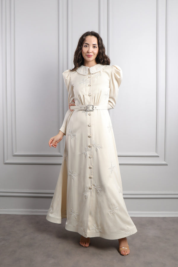 Bebe Yaka Beli Kemerli Boncuk İşlemeli Saten Elbise Kemik