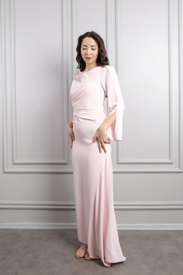 Omuuz Taş İşlemeli Kolları Yurtmaç Detaylı Drapeli Büyük Beden Elbise Pudra