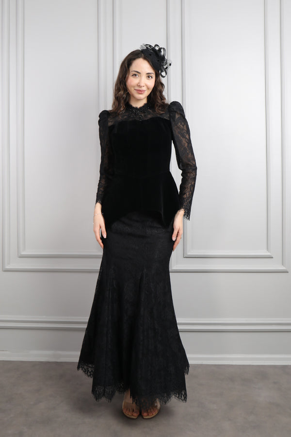 Hakim Yaka Danteli Saç Aksesuar Detaylı Kadife Etek Takım Siyah