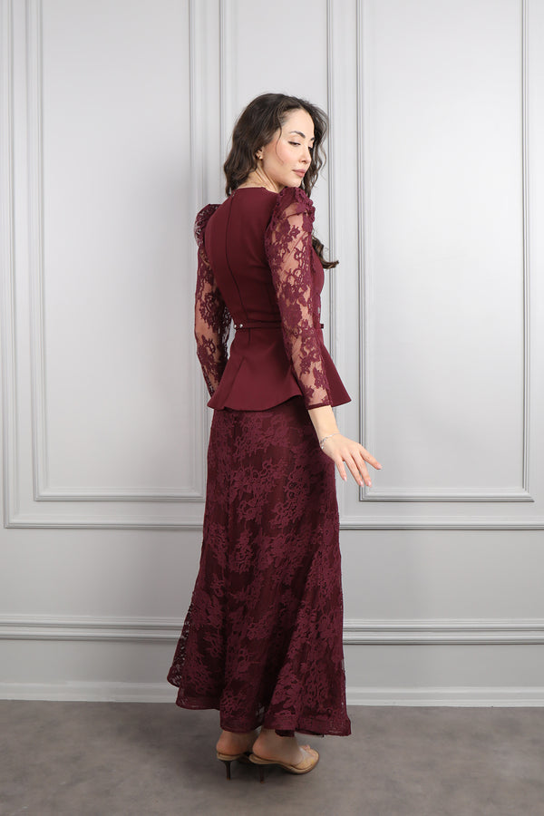 Kare Yaka Beli Kemerli Dantelli Elbise Vişne