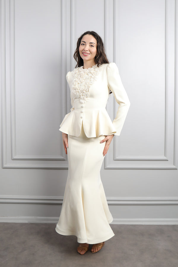 Yakası Çiçek Detaylı Önü Düğmeli Etek Takım Ekru