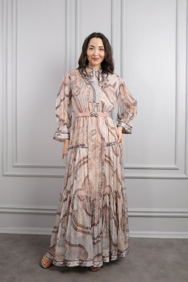 Yakası Bağlamalı Beli Kemerli Desenli Büyük Beden Şifon Elbise Pudra