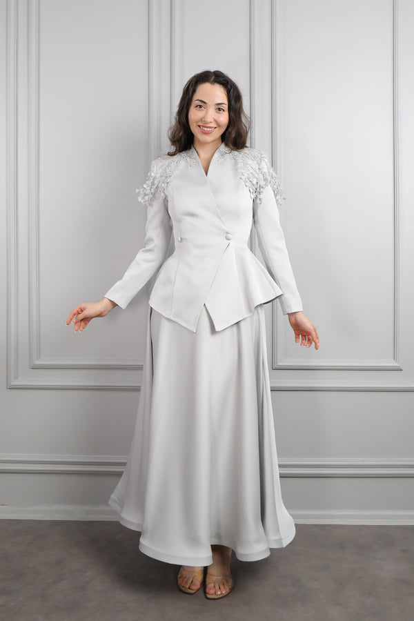 Omuzu Çiçek Detaylı Önü Düğmeli Saten Etek Takım Gri