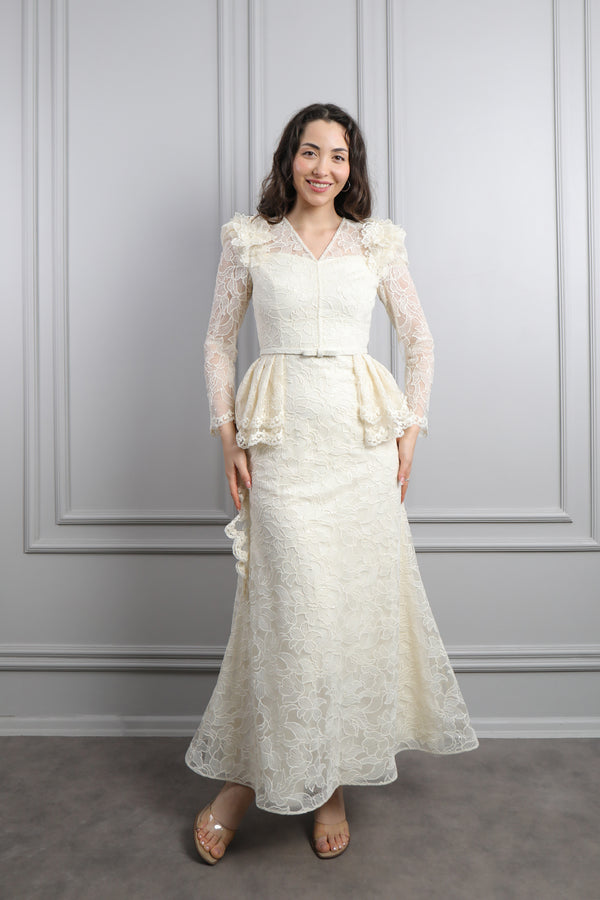 V Yaka Beli Kemerli Omuzu Çiçek Detaylı Dantelli Elbise Ekru