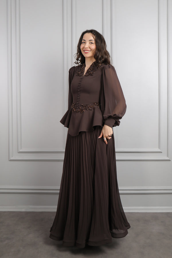 Önü Düğmeli Boncuk İşlemeli Pileli Etek Takım Kahve