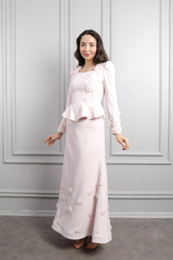 Kare Yaka Çiçek Detaylı Etek Takım Pudra