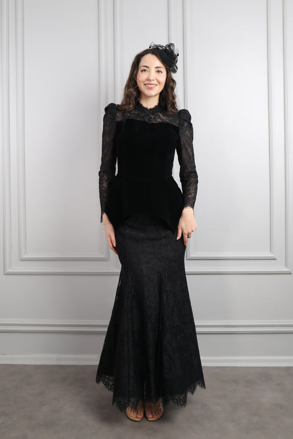 Hakim Yaka Danteli Saç Aksesuar Detaylı Kadife Etek Takım Siyah