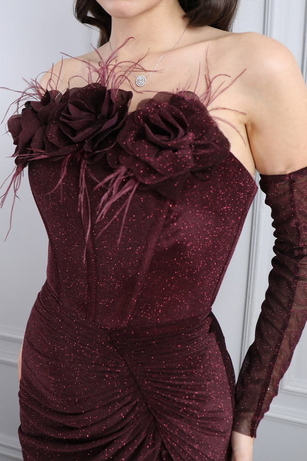 Straplez Yakası Çiçek Detaylı Kolları Hareketli Parlak Kumaş Abiye Mürdüm