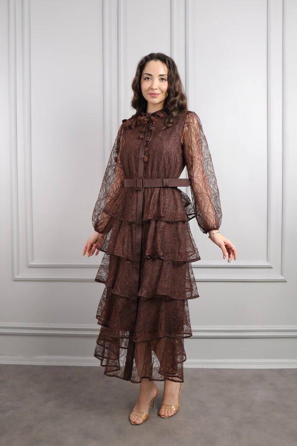 Yakası Çiçek Detaylı Beli Kemerli Eteği Katlı Dantelli Midi Boy Elbise Kahve