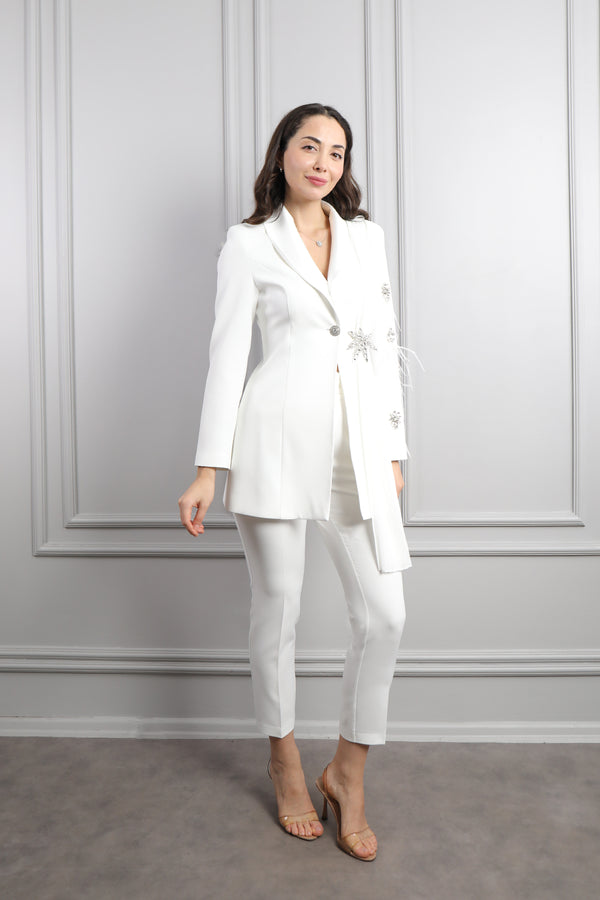 Ceketi Taş Detaylı Tüylü Pelerinli Büyük Beden Pantolon Takım Ekru