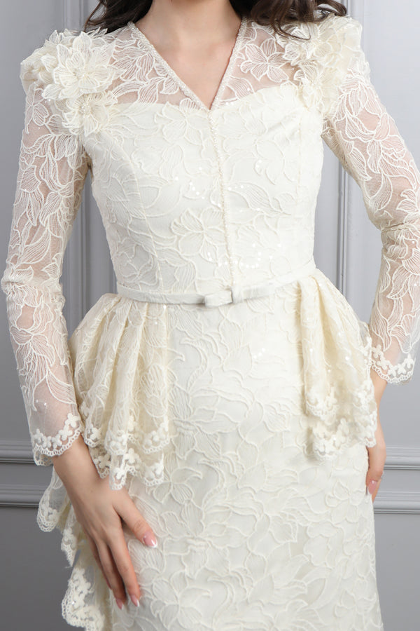 V Yaka Beli Kemerli Omuzu Çiçek Detaylı Dantelli Elbise Ekru