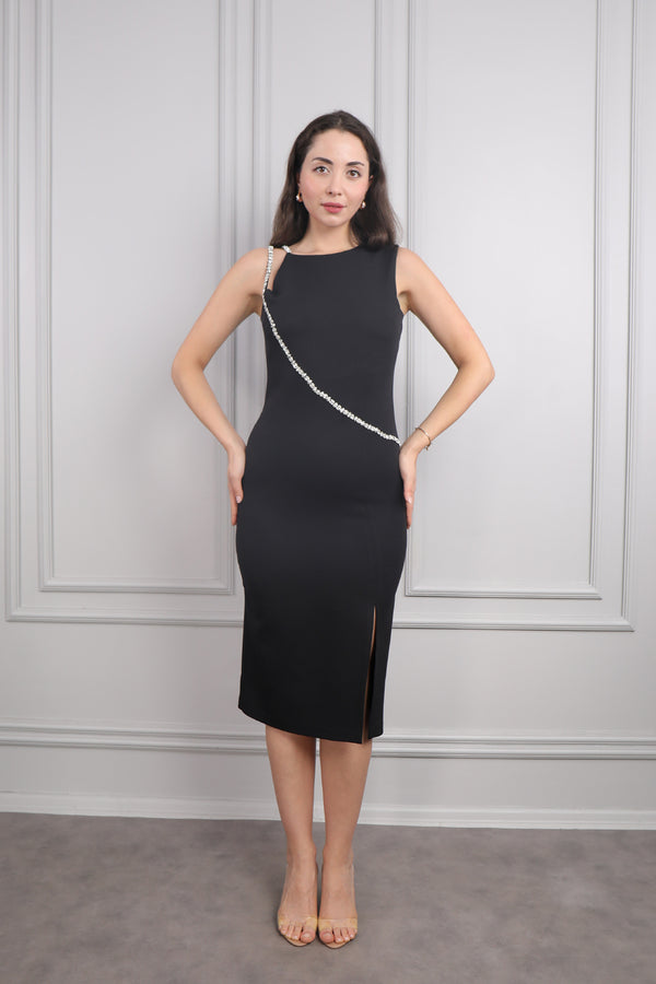 Geniş Yaka Askısı Taş Detaylı Yırtmaçlı Midi Boy Elbise Siyah