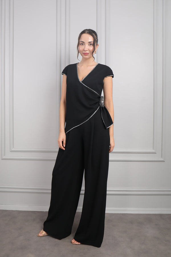 Kruvaze Yaka Kısa Kollu Beli Çiçek Detaylı Büyük Beden Tulum Siyah