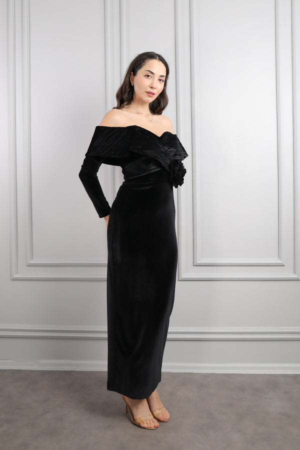 Kayık Yaka Beli Çiçek Detaylı Kadife Abiye Siyah