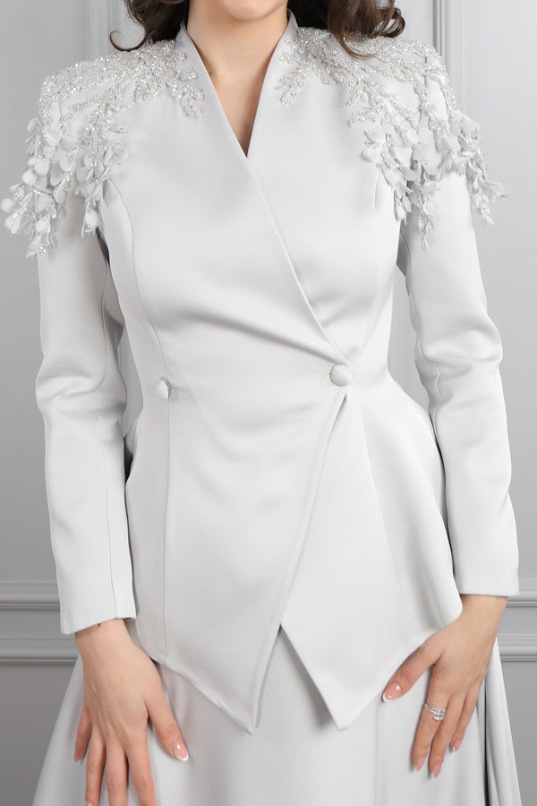 Omuzu Çiçek Detaylı Önü Düğmeli Saten Etek Takım Gri