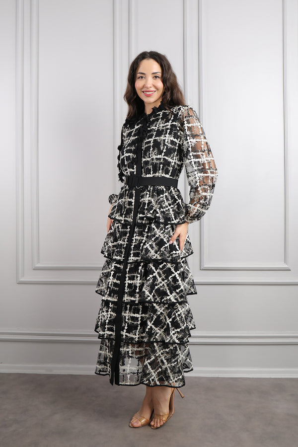 Yakası Çiçek Detaylı Beli Kemerli Eteği Katlı Büyük Beden Elbise Siyah-Gri