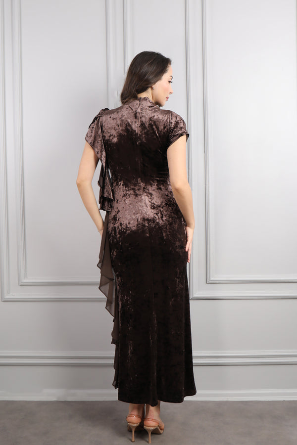 Yarasa Kol Çiçek Detaylı Fırfırlı Kadife Elbise Kahve