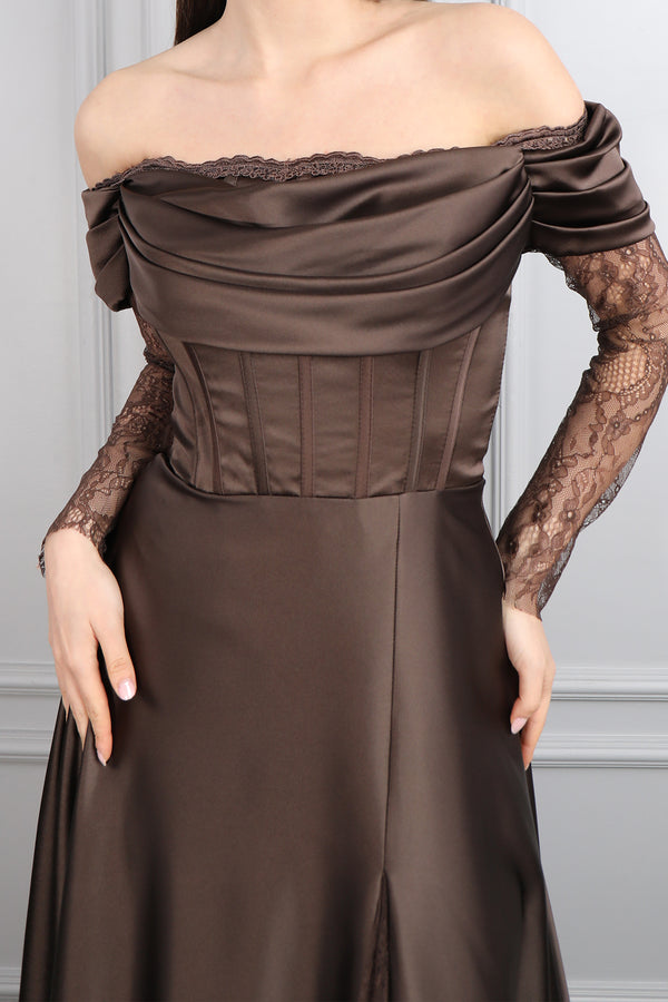 Kayık Yaka Dantel Detaylı Drapeli Saten Abiye Kahve