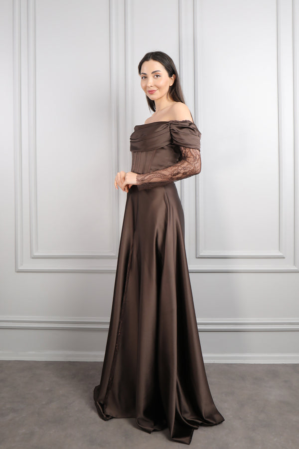 Kayık Yaka Dantel Detaylı Drapeli Saten Abiye Kahve