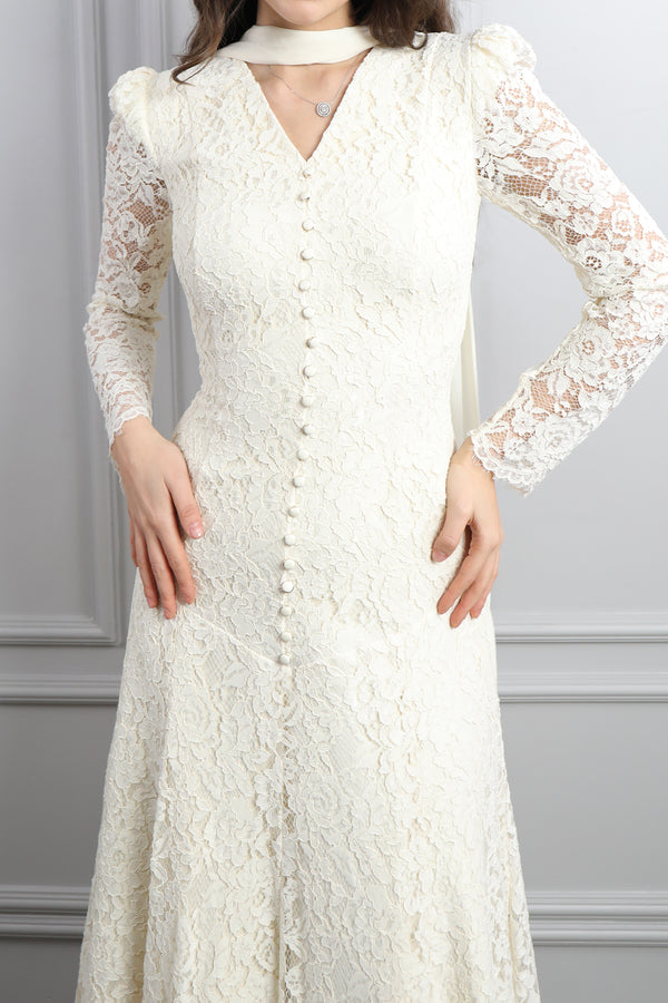 V Yaka Önü Düğmeli Fular Detaylı Dantelli Elbise Ekru