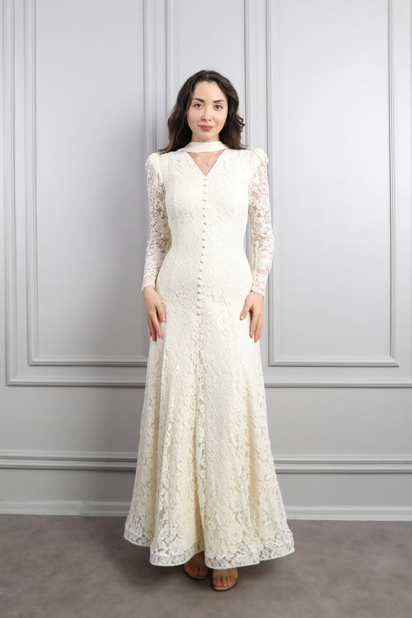 V Yaka Önü Düğmeli Fular Detaylı Dantelli Elbise Ekru